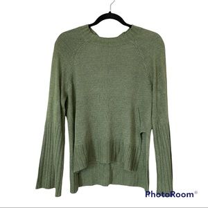 Green sweater with slits on the sides and big sleeves